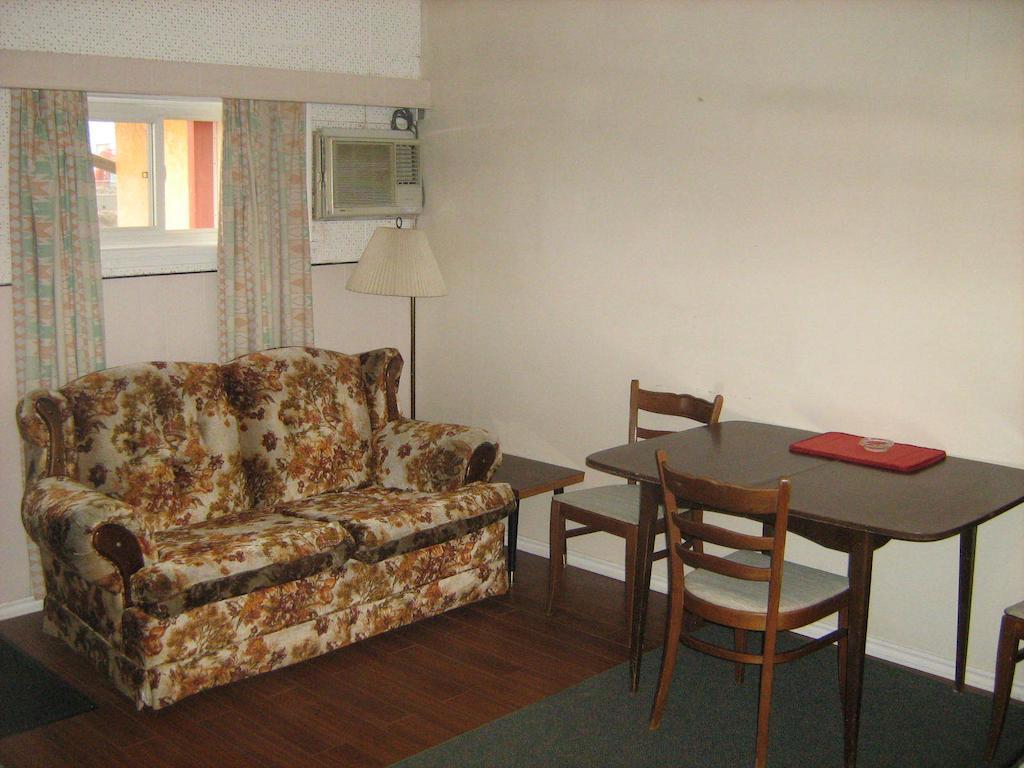 Airport Inn Motel Quesnel Zimmer foto