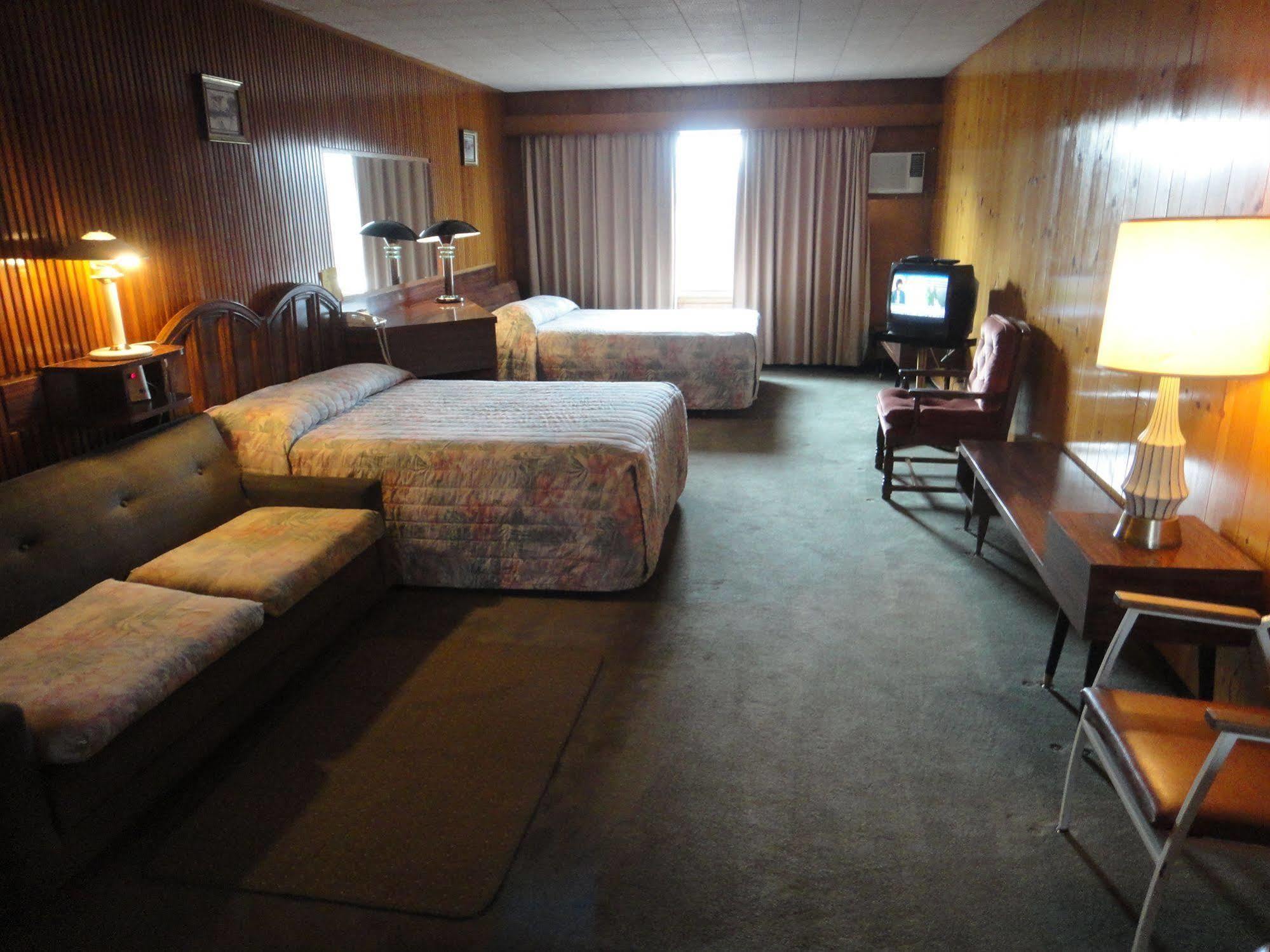 Airport Inn Motel Quesnel Exterior foto