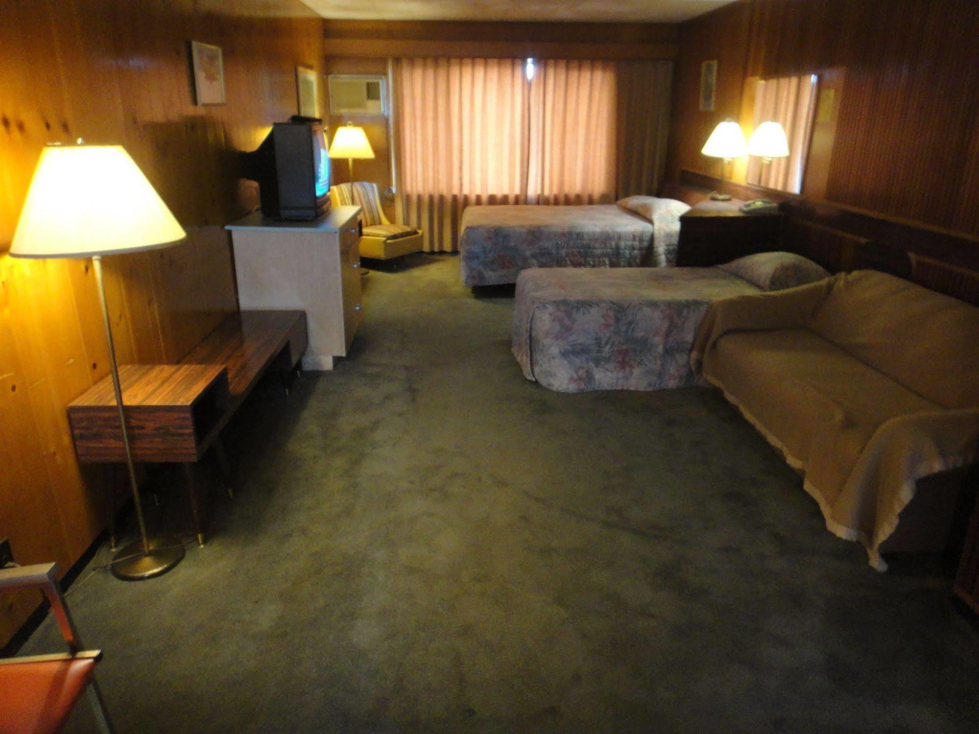 Airport Inn Motel Quesnel Exterior foto